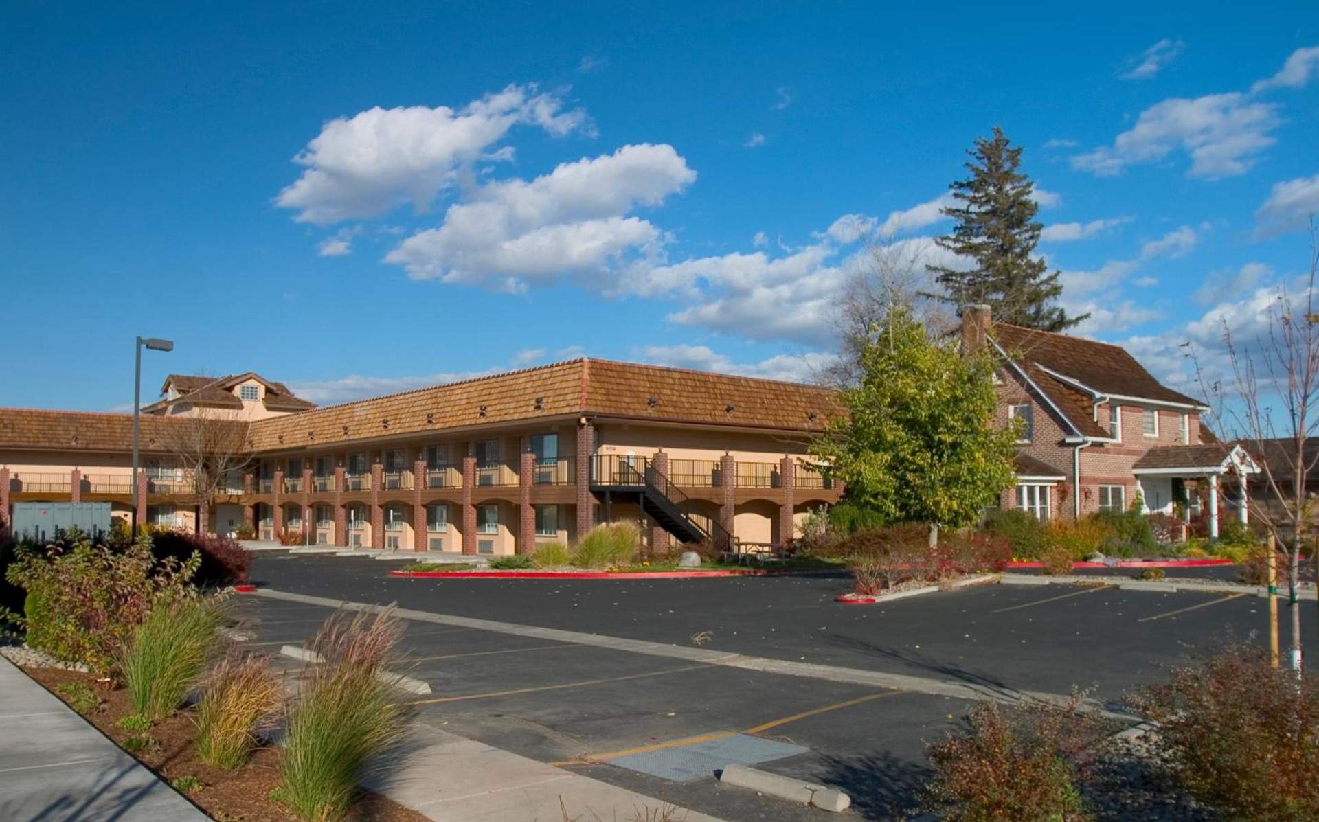 Carson Valley Motor Lodge and Suites