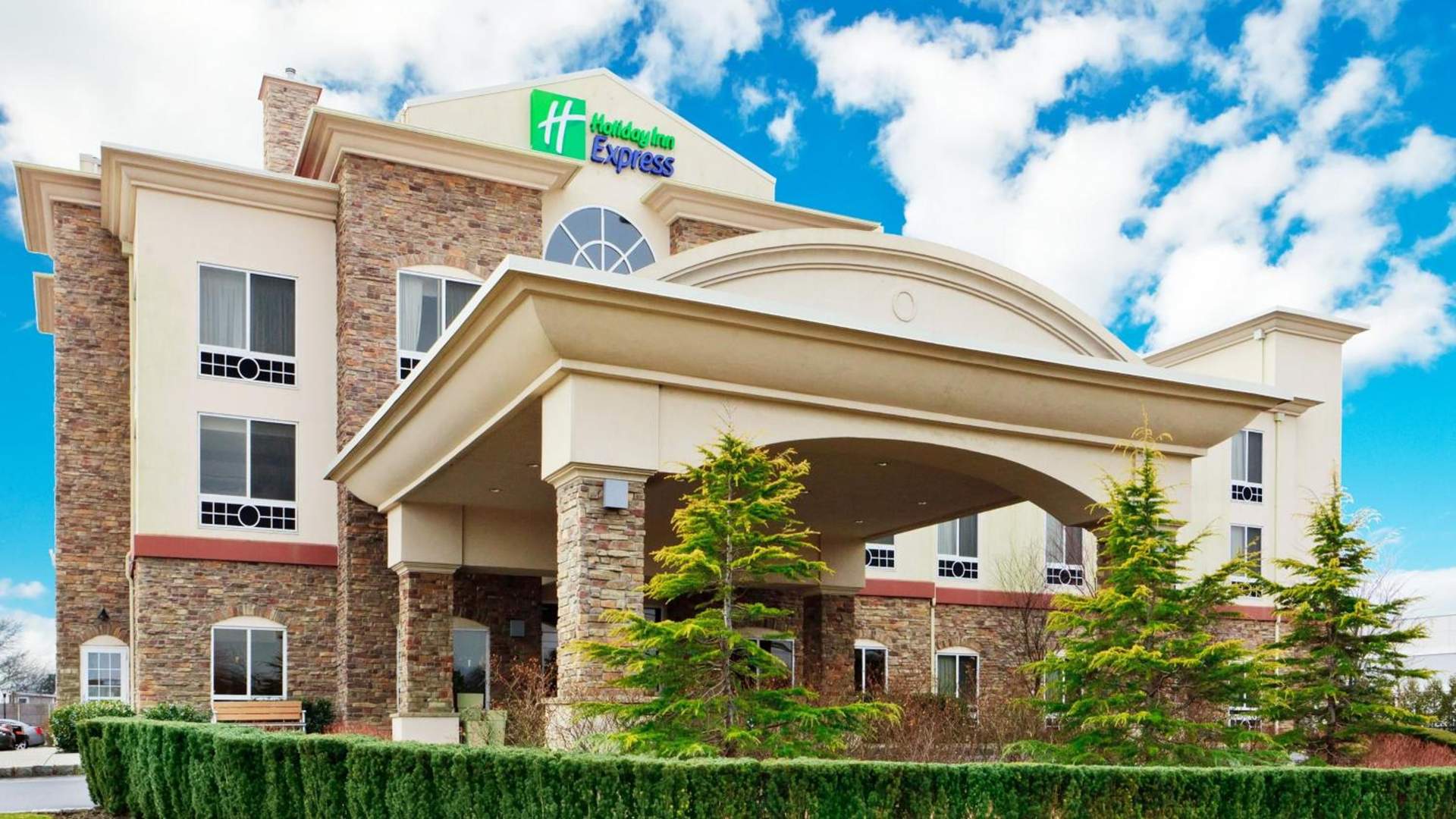 Holiday Inn Express & Suites Riverhead - Long Island by IHG