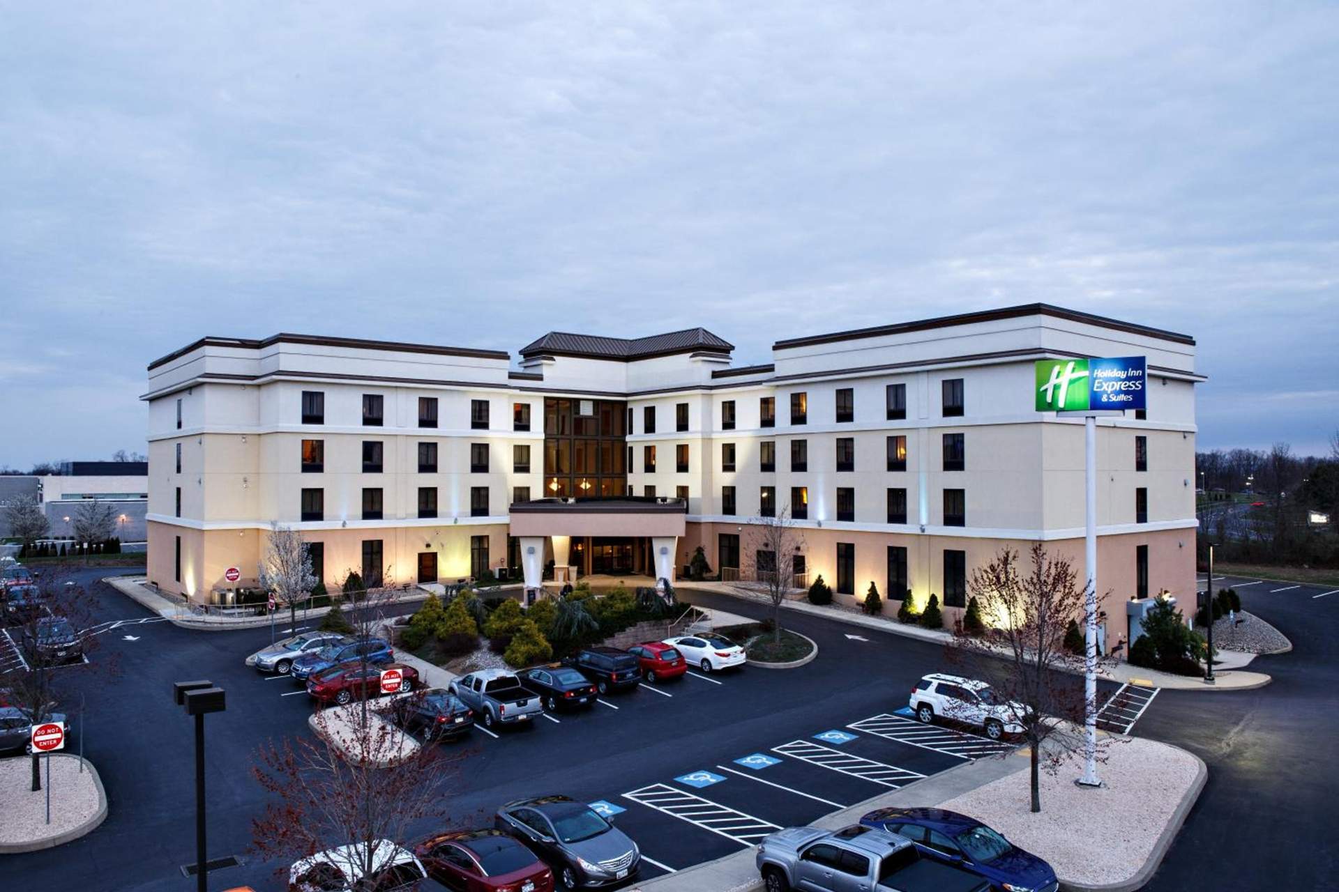 Holiday Inn Express & Suites Harrisburg West