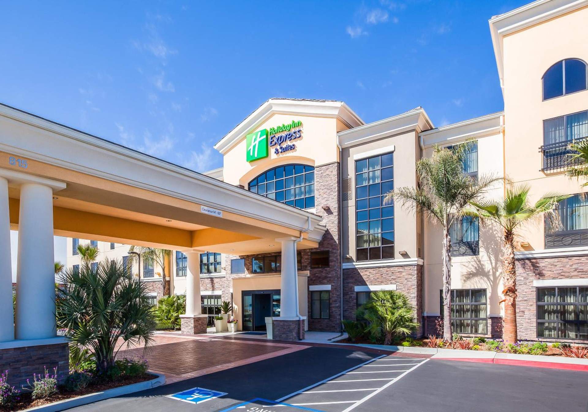 Holiday Inn Express & Suites Eureka by IHG