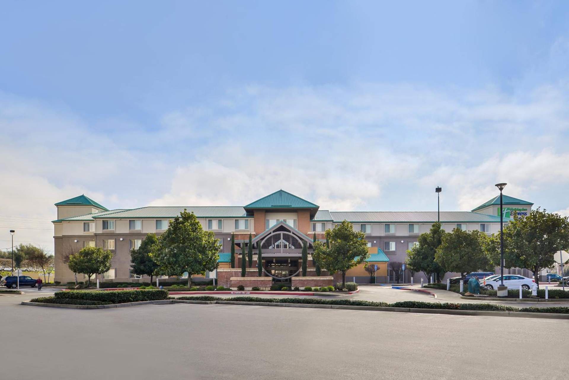 HOLIDAY INN EXPRESS & SUITES ELK GROVE CENTRAL - HWY 99 by IHG