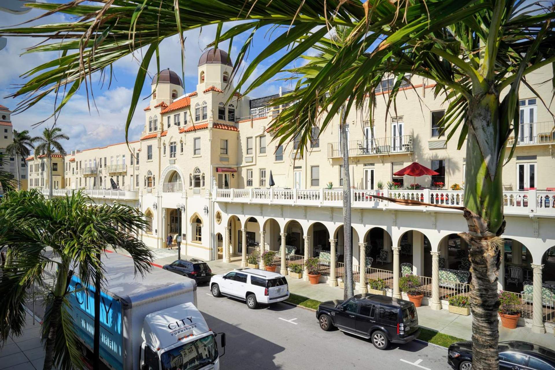 Palm Beach Hotel with Juliette Balconies! 2 blocks from beach! Historic Landmark