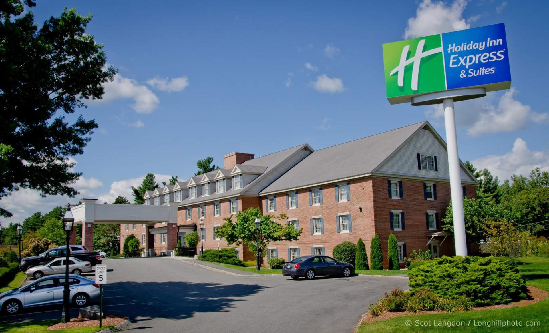 Holiday Inn Express and Suites Merrimack - Nashua by IHG