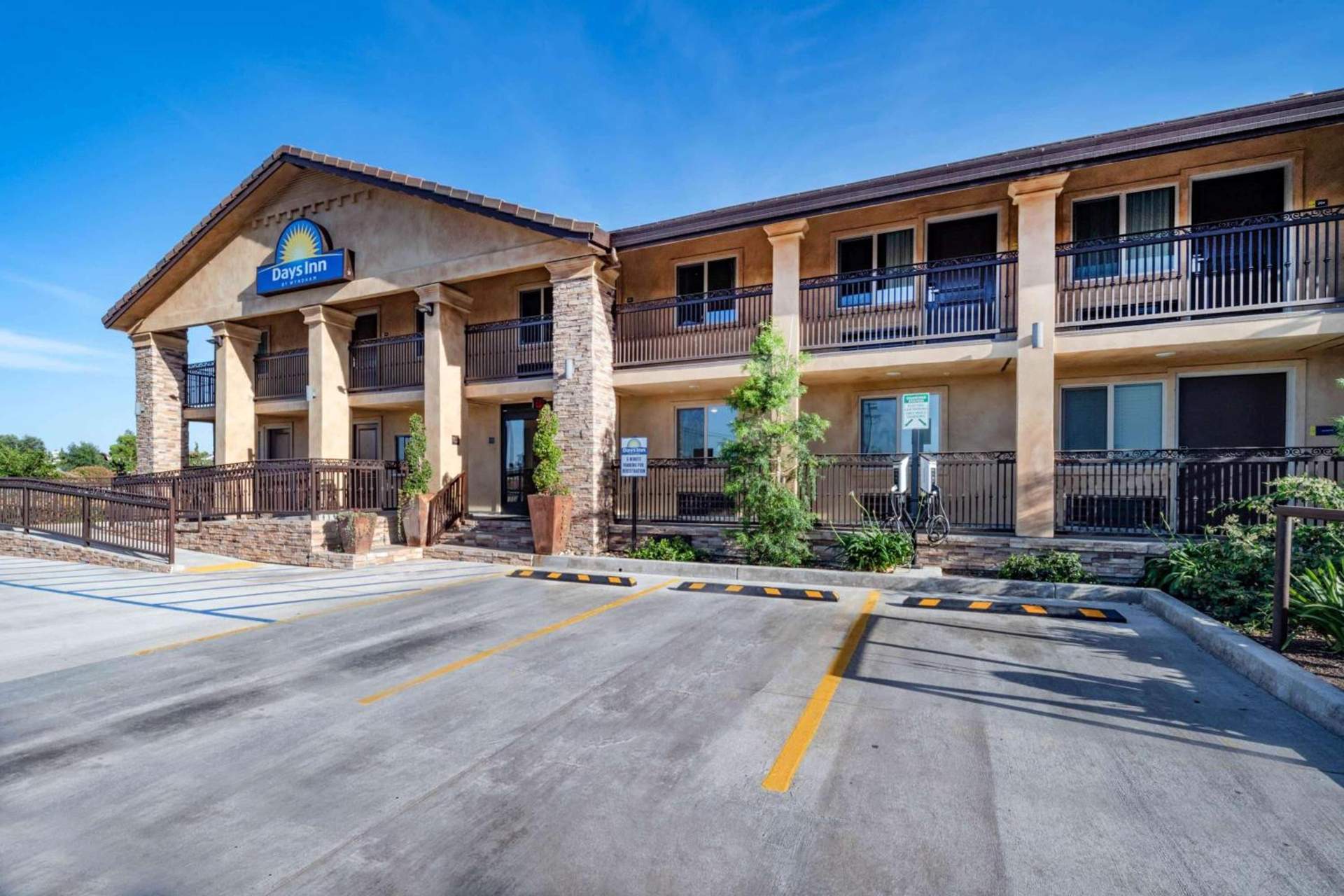 Days Inn by Wyndham Galt - Elk Grove South