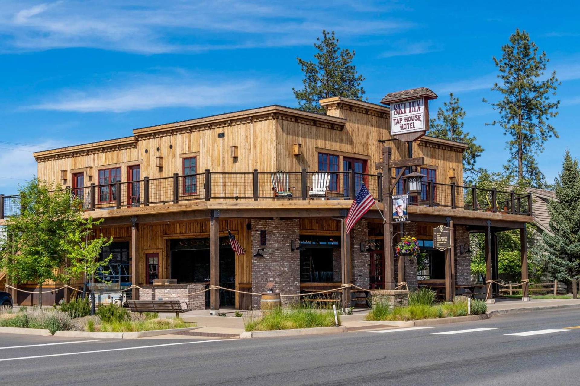 Ski Inn Taphouse Hotel