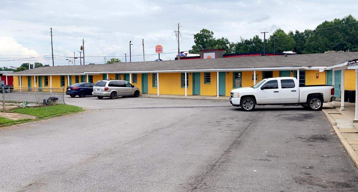LAMPLIGHTER INN