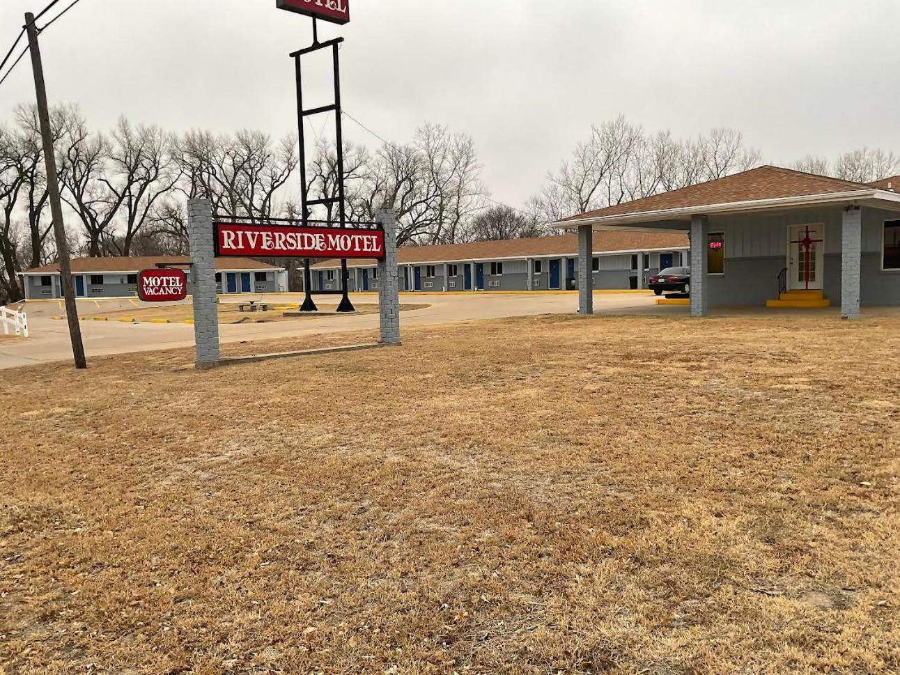 RIVERSIDE MOTEL