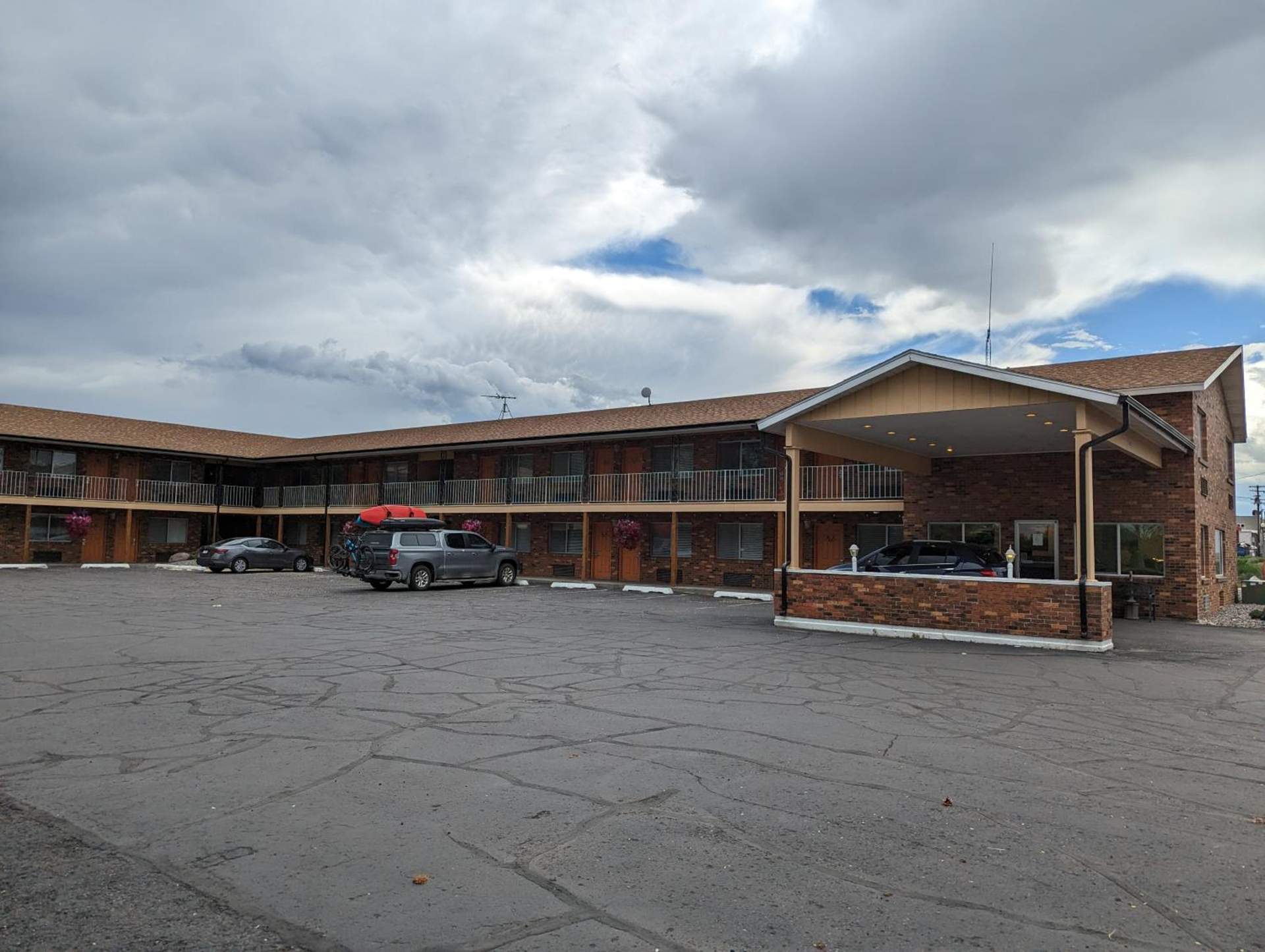 Henry's Fork Inn