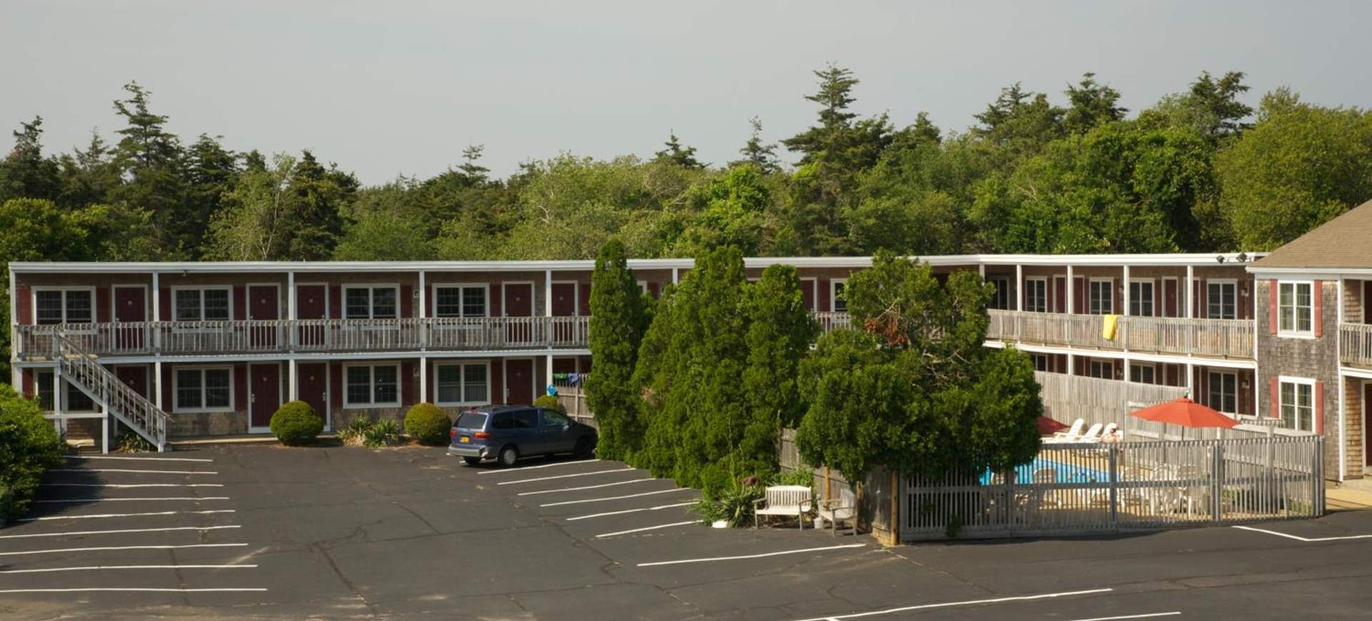 Holiday Hill Inn & Suites