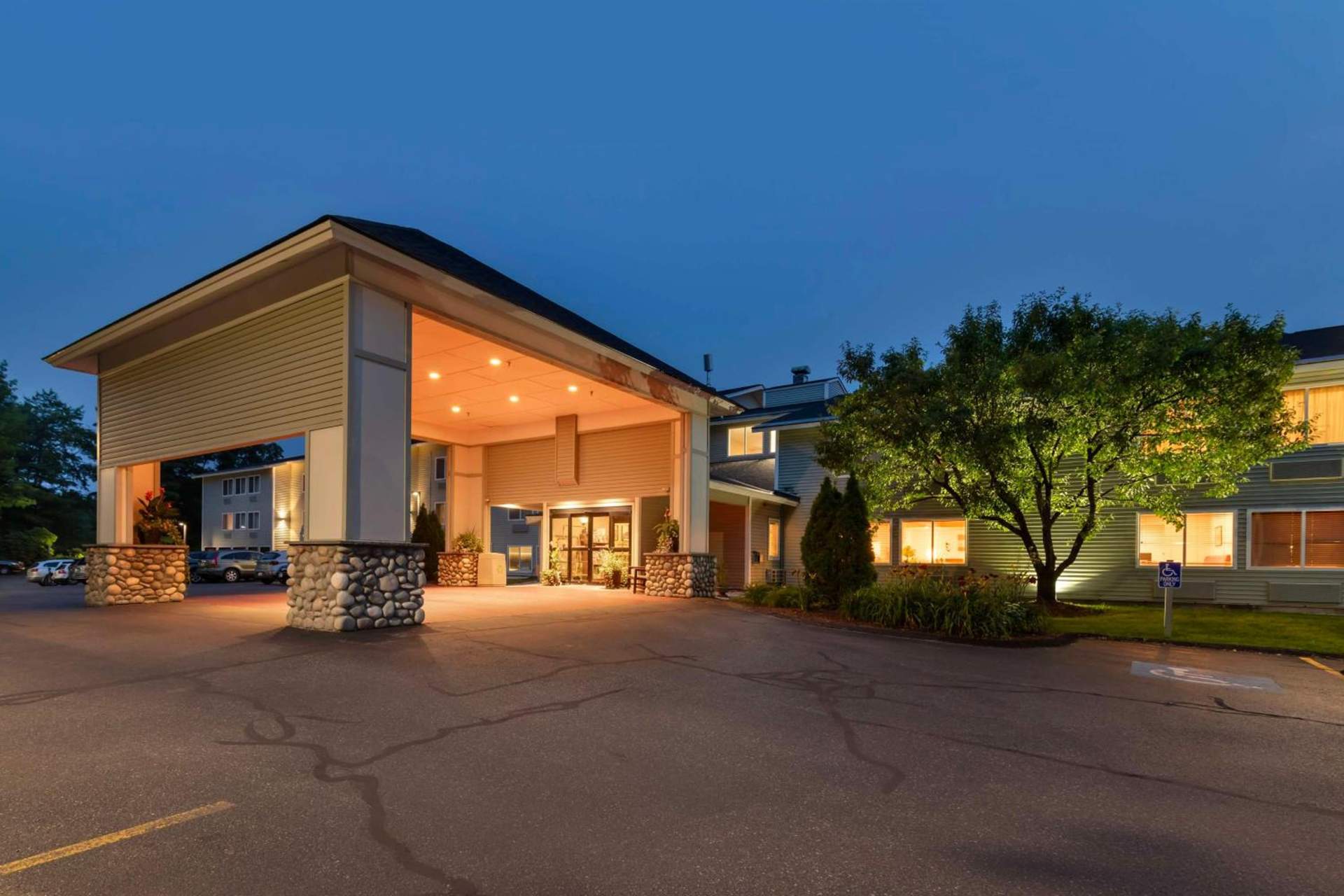 Best Western Plus Windjammer Inn & Conference Center