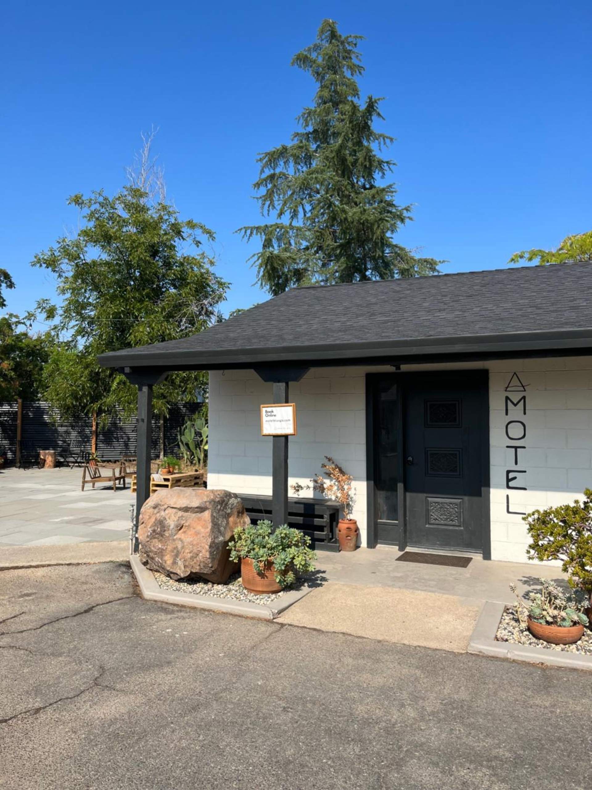 Triangle Motel