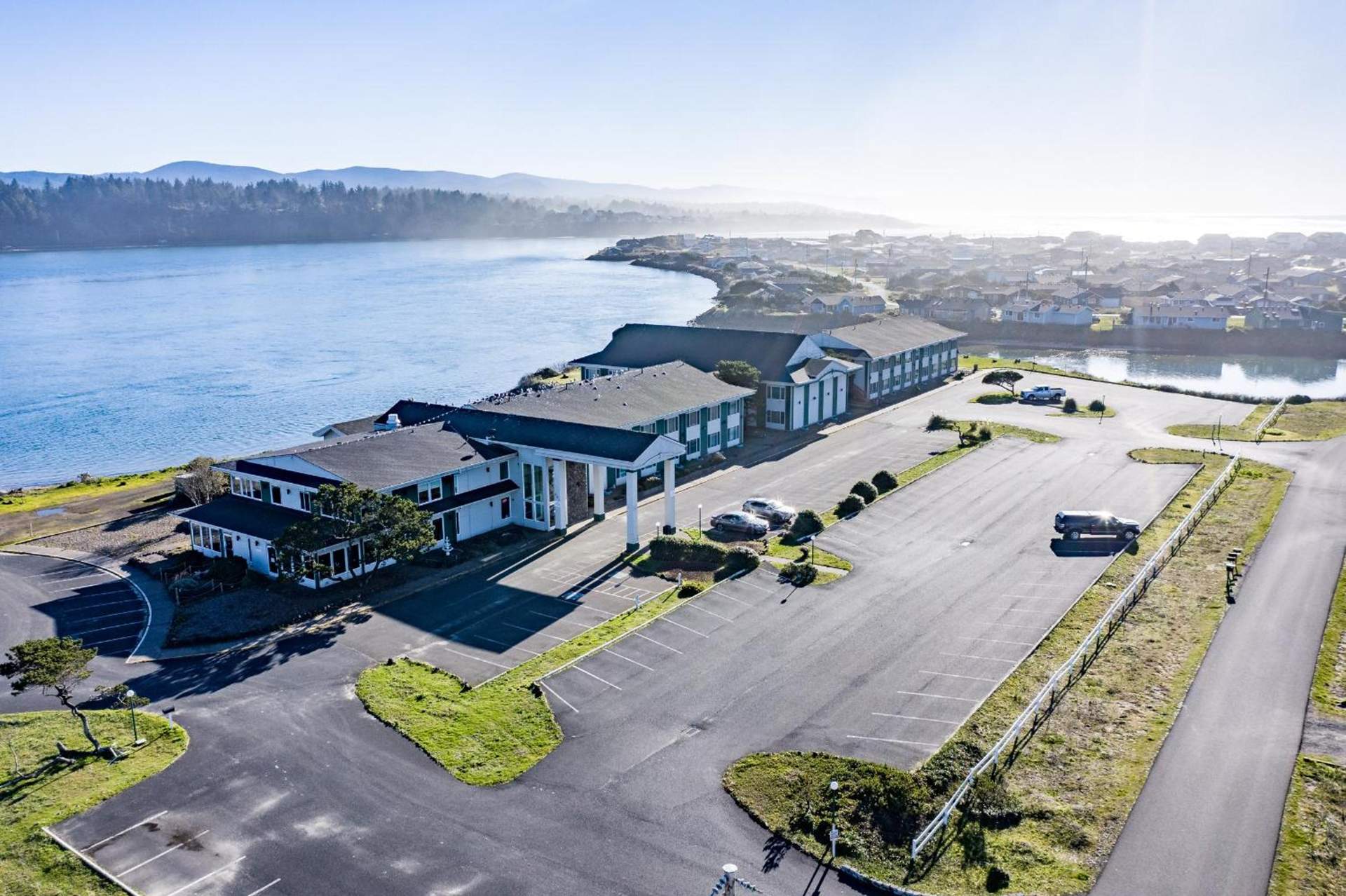 Waldport Bayfront Hotel & Restaurant