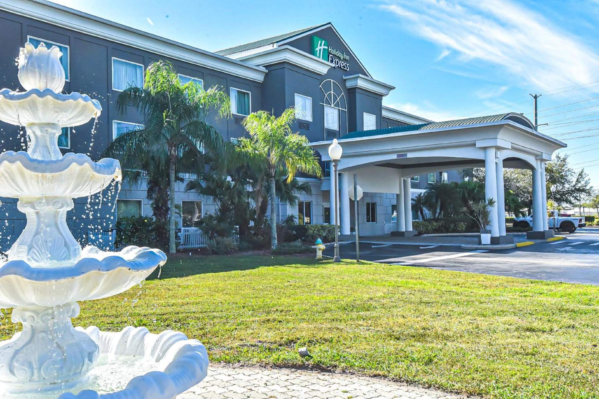 Holiday Inn Express & Suites Cocoa by IHG
