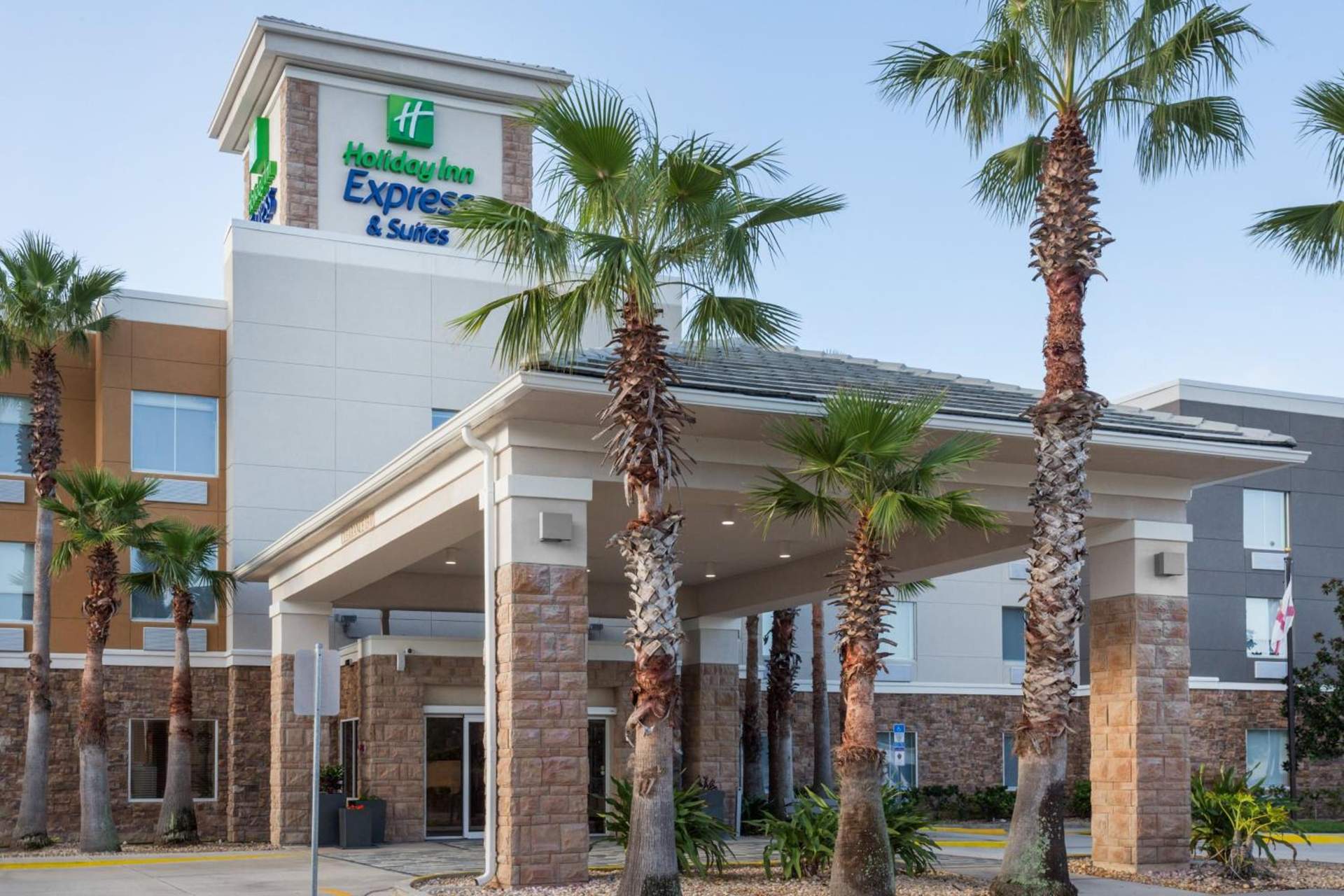 Holiday Inn Express & Suites. by IHG
