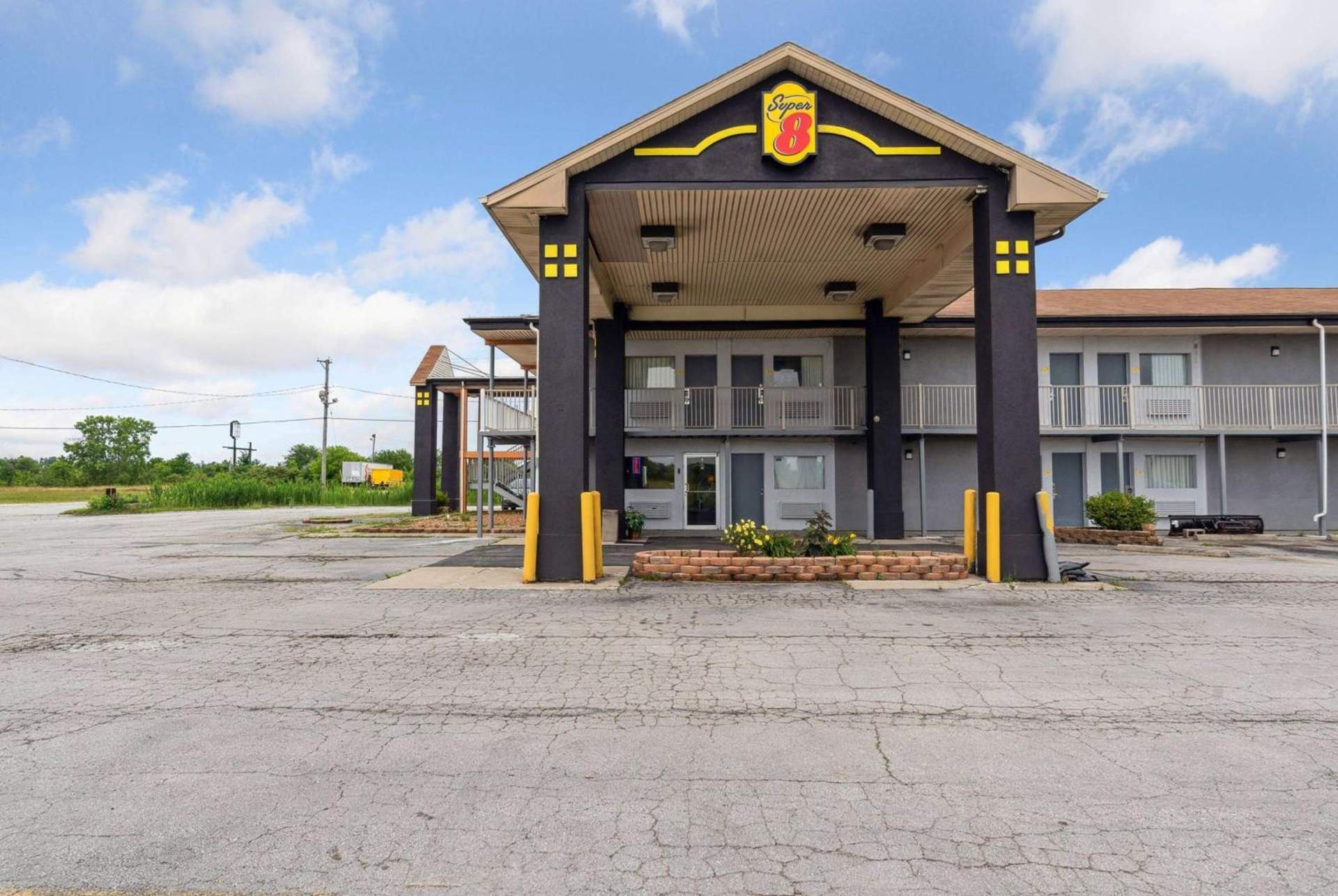 Super 8 by Wyndham Millbury/Toledo