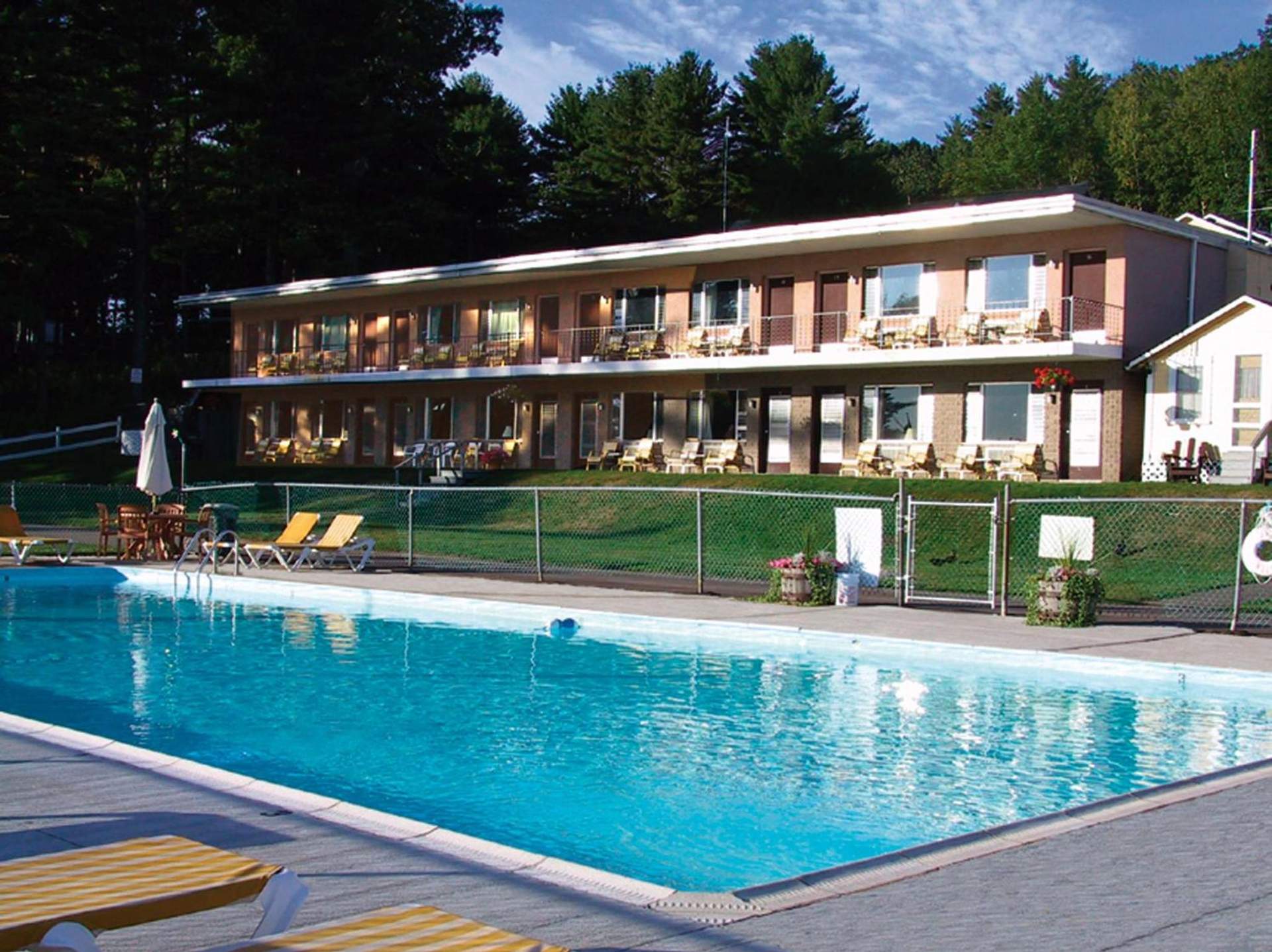 Half Moon Motel & Cottages
