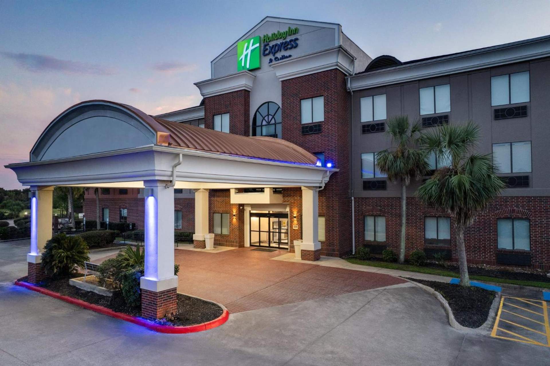 Holiday Inn Express Hotel & Suites Winnie by IHG