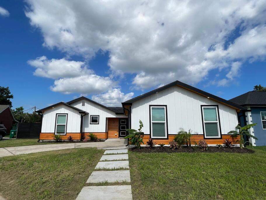 New Modern 5 mins frm Airport