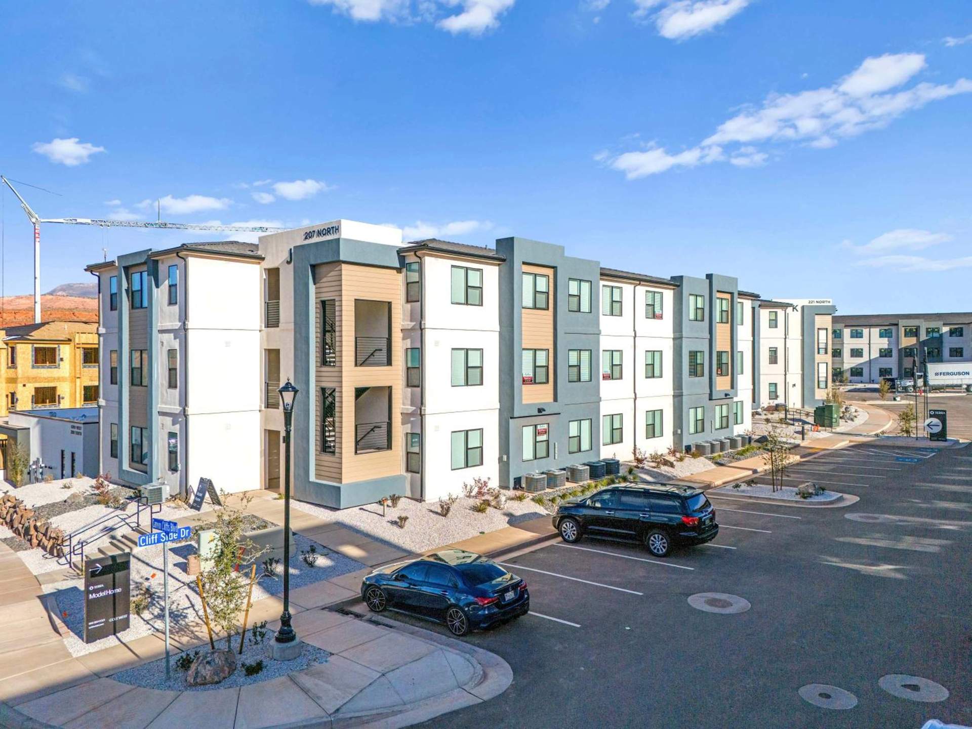 H6 Slick Rock Suite l Ground Floor 2-bedroom Hillside View