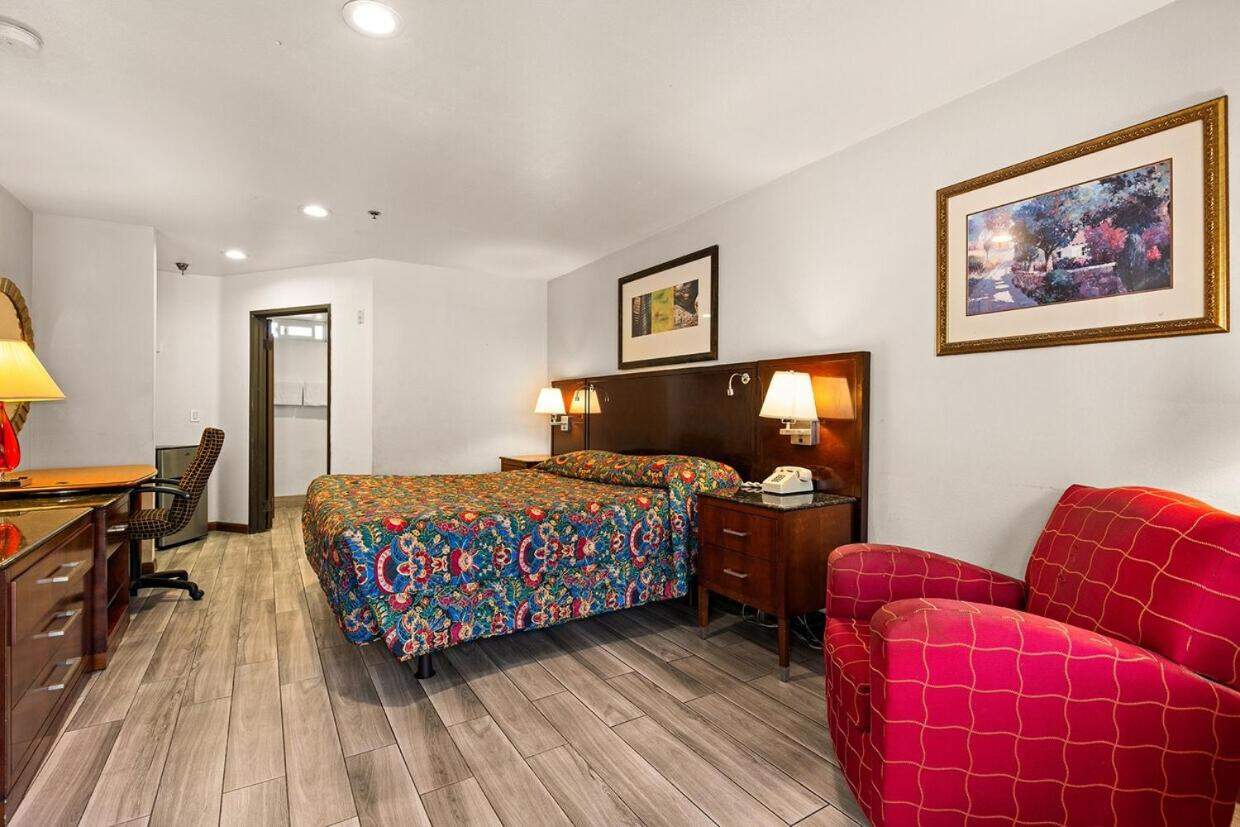 Paradise Lodge - Canoga Park, Los Angeles