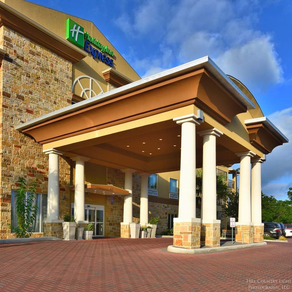 Holiday Inn Express & Suites Fredericksburg by IHG