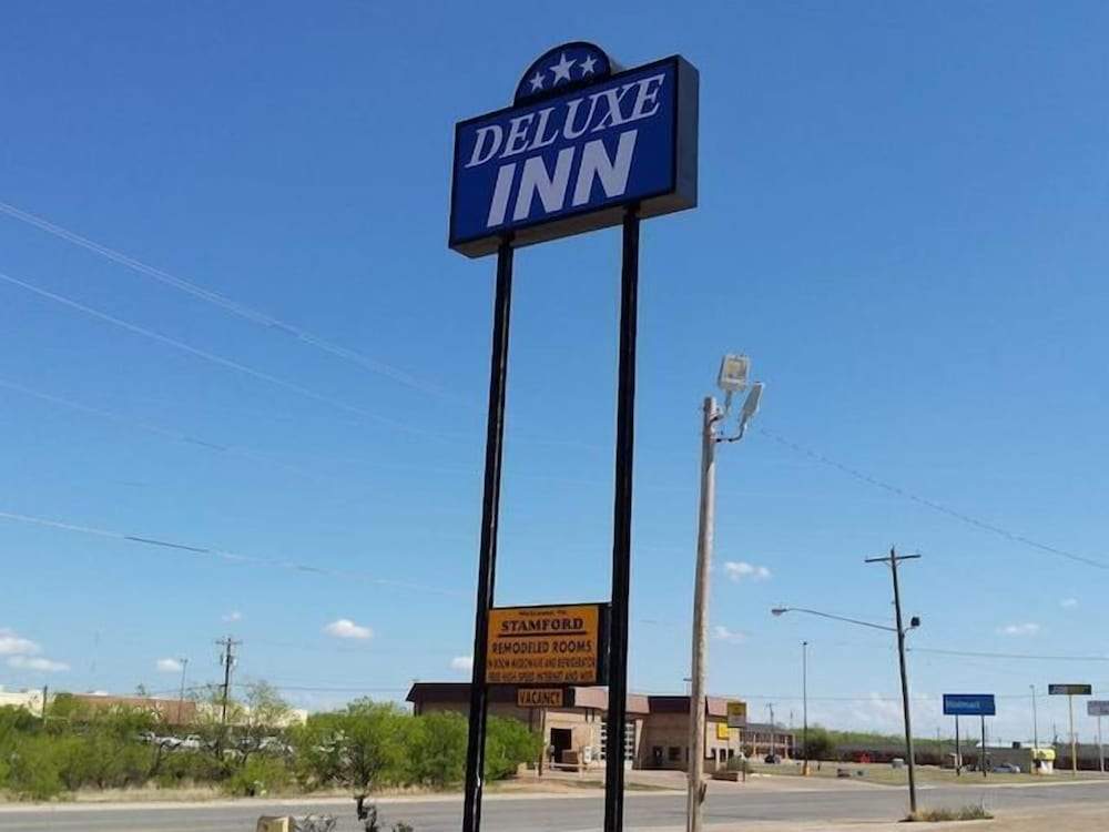 Deluxe Inn Motel