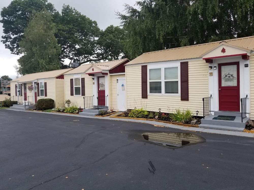 Hills Motor Court & Marina