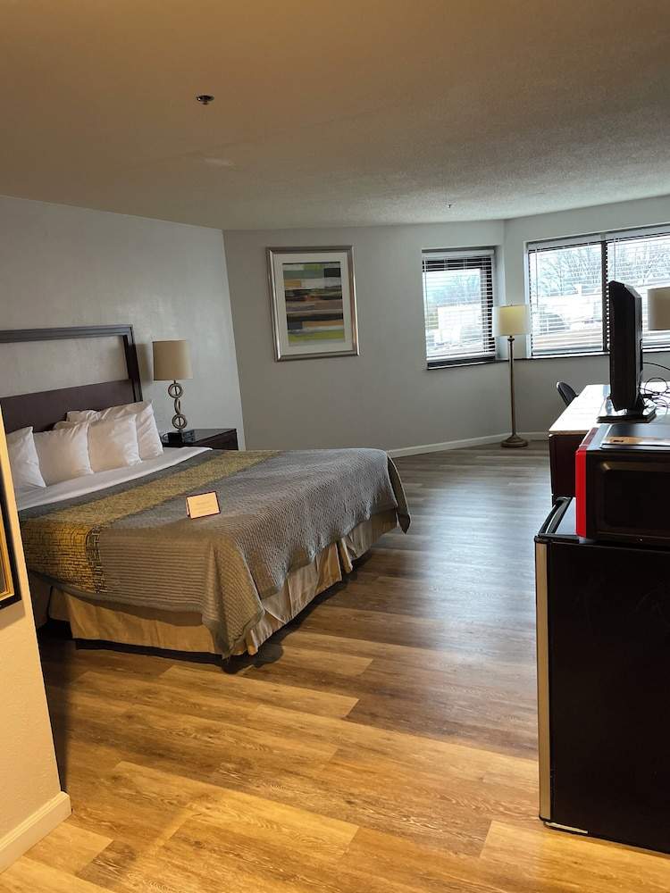 APM Inn and Suites