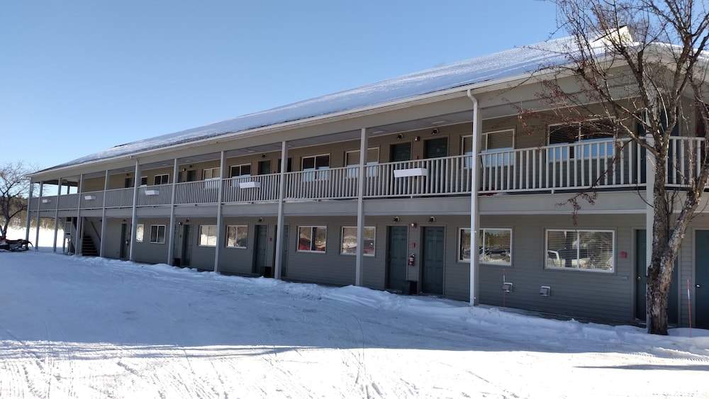 Island Pond Country Inn (Formerly the Lakefront Inn & Motel)