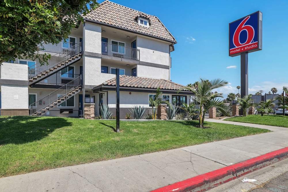Studio 6 Suites Escondido, CA