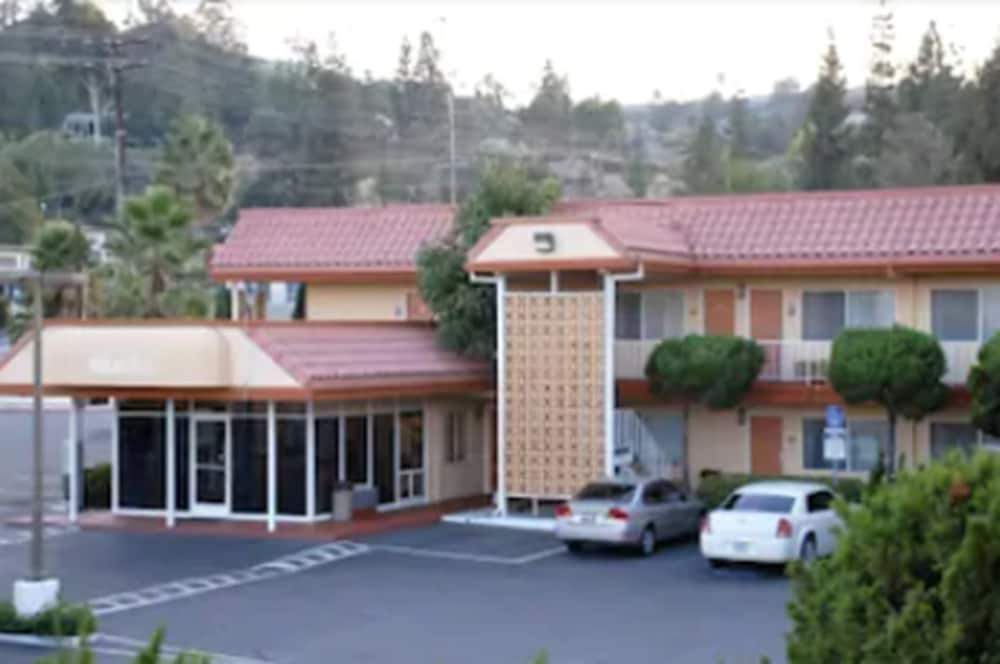 Relax Inn And Suites