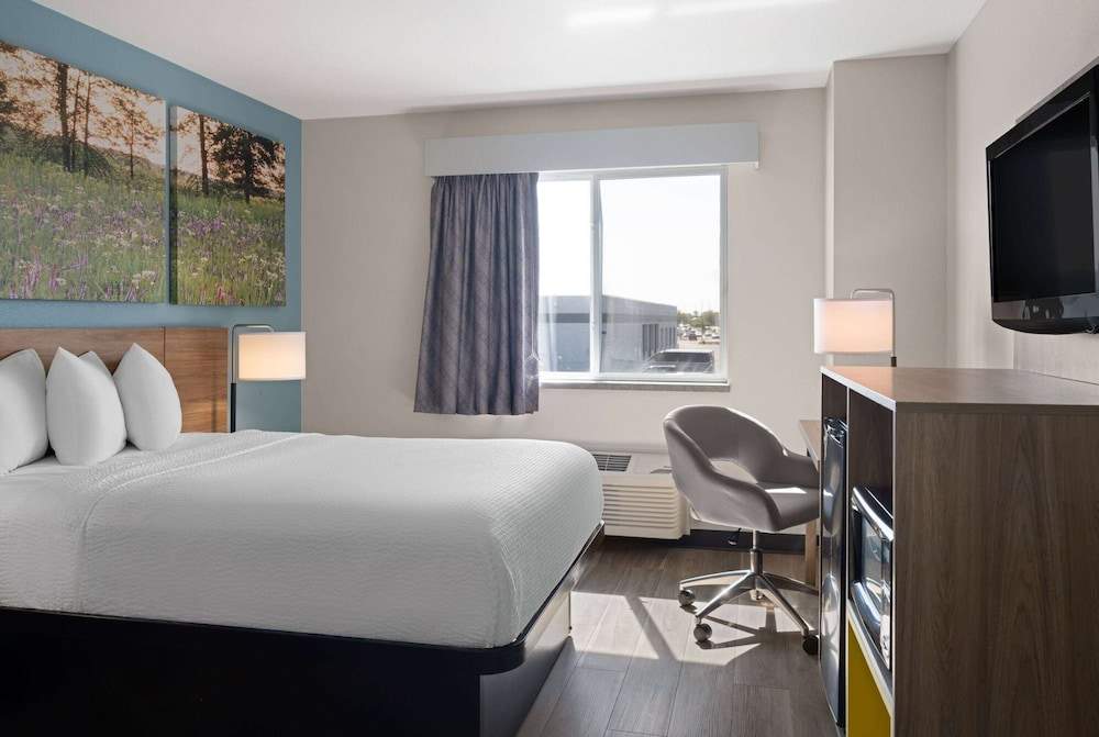 Days Inn by Wyndham Neenah