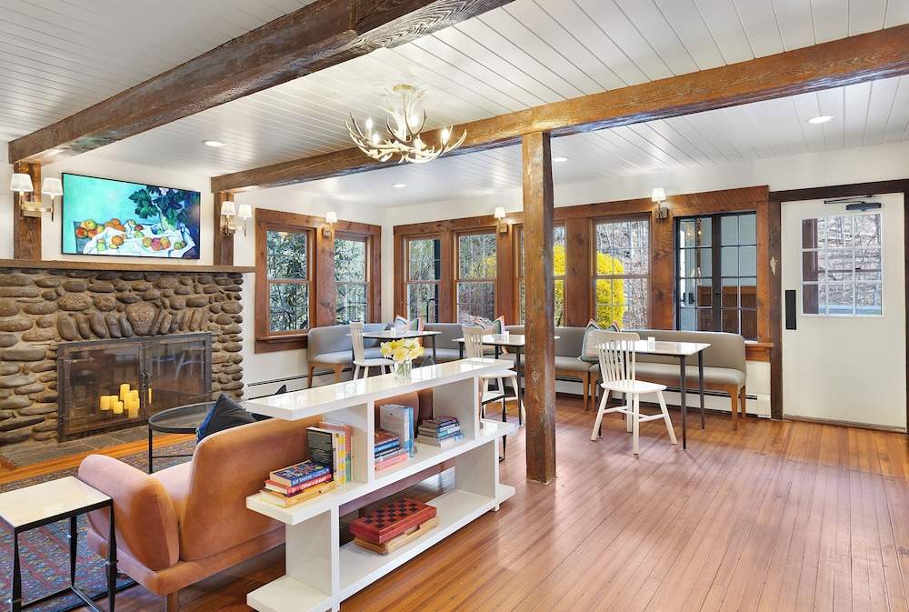 Phoenicia Lodge