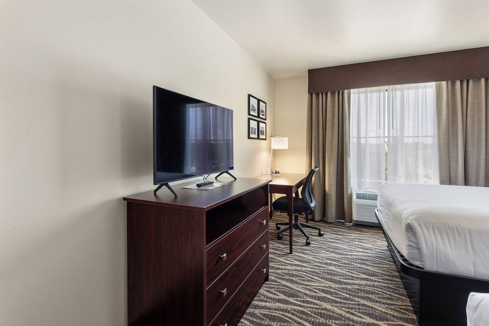 Cobblestone Hotel & Suites - Waukesha