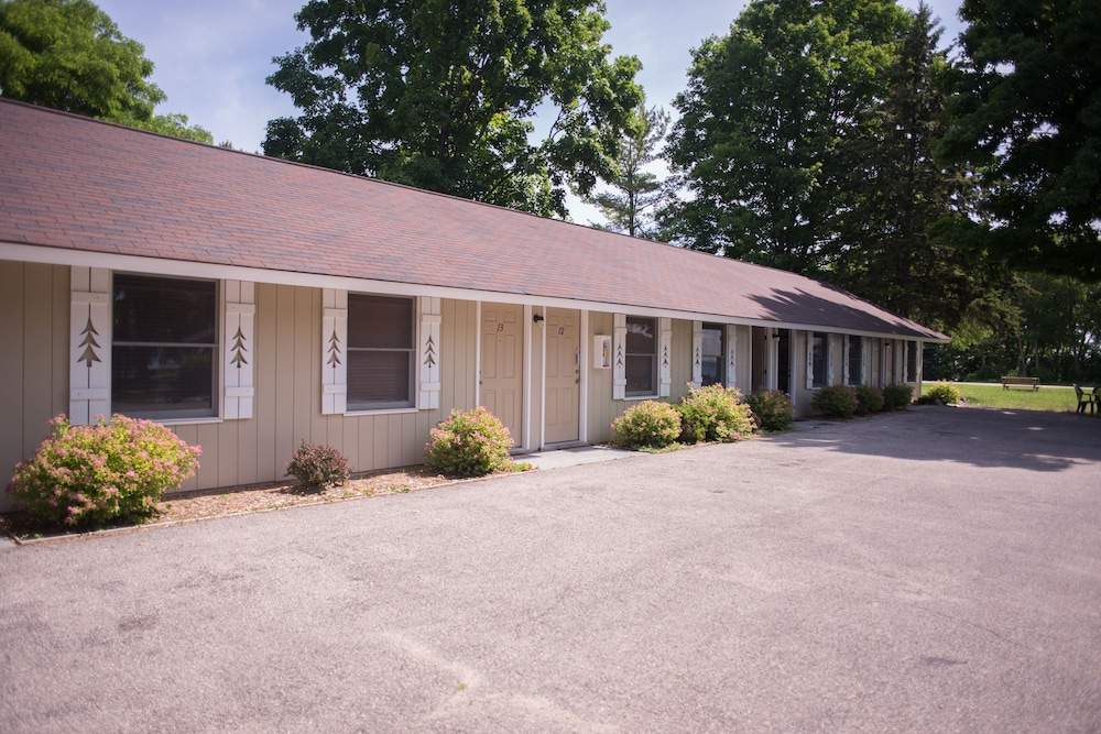 M-22 Inn Suttons Bay