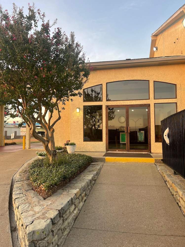 Studio 6 Suites – Mesquite, TX – Gross Rd.