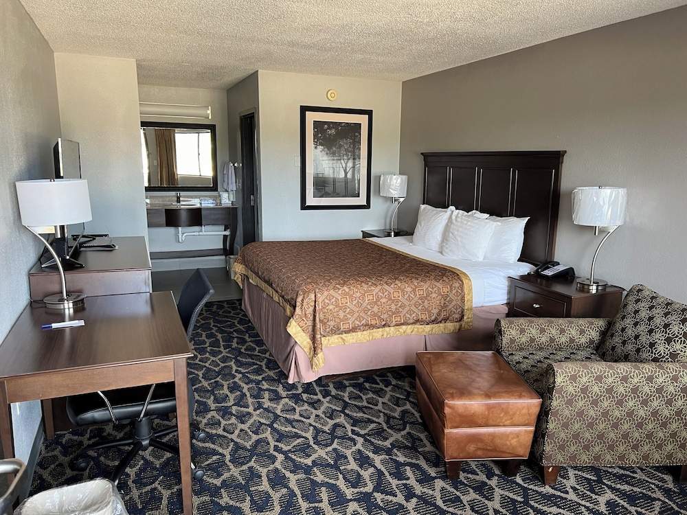 Greenlight Inn & Suites
