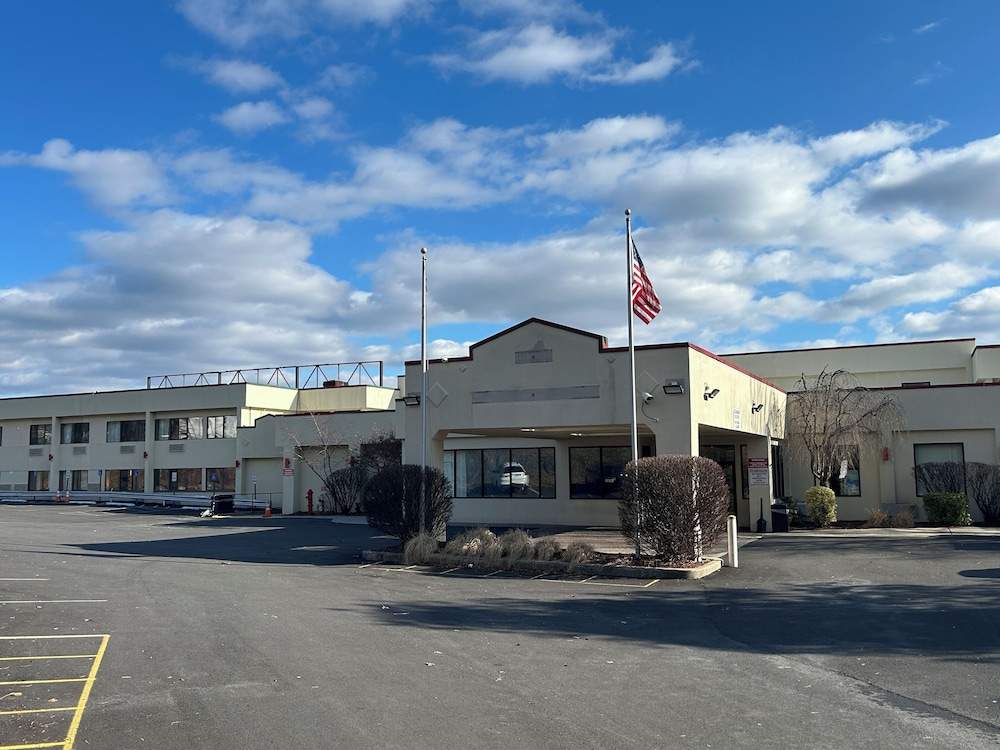 Hilltop Inn & Suites