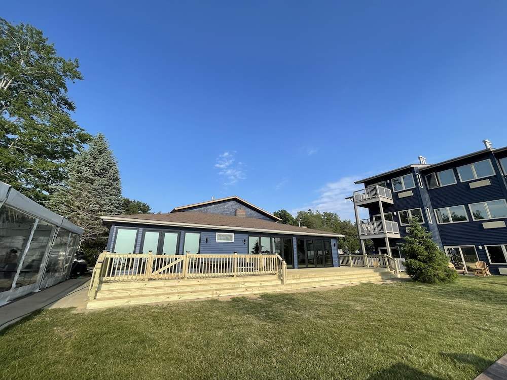 Lake Bluff Inn and Suites
