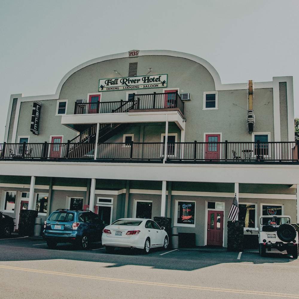 Fall River Hotel and Grazerz Restaurant