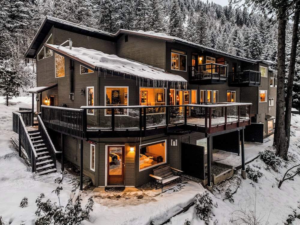 All Seasons River Inn