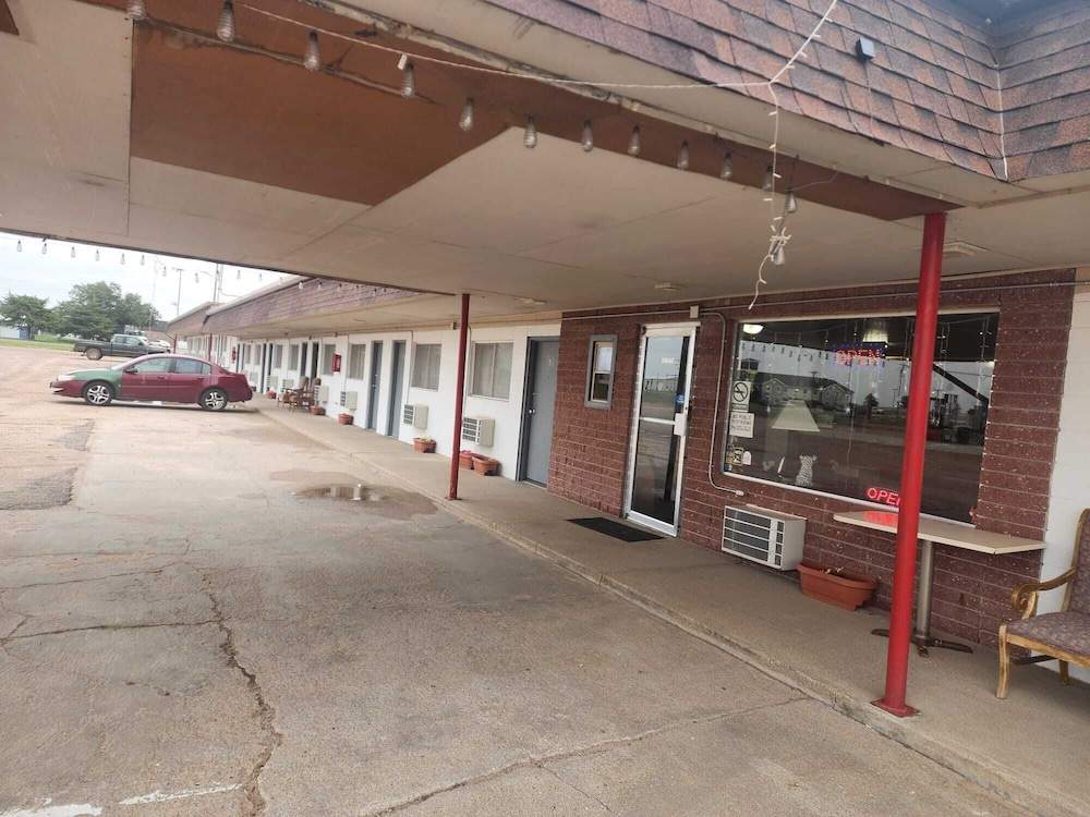 First Inn By OYO Quinter Hwy 70