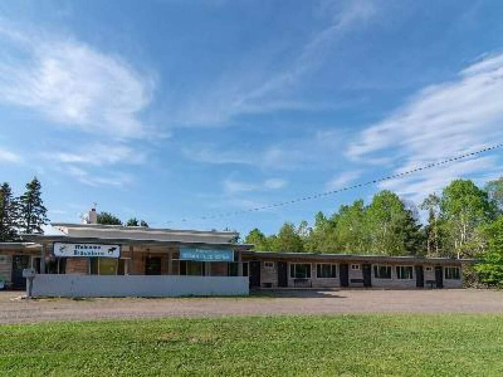 Three Lakes Motel