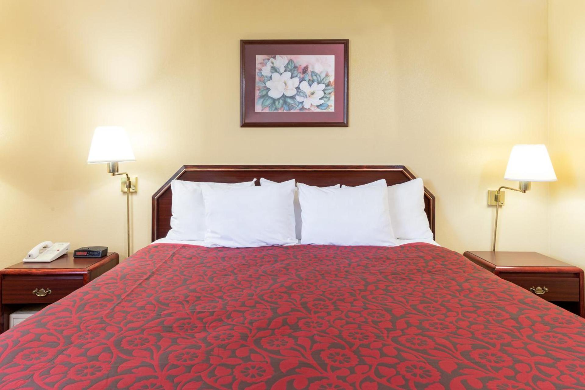 Days Inn by Wyndham Hagerstown I-70 photo 24