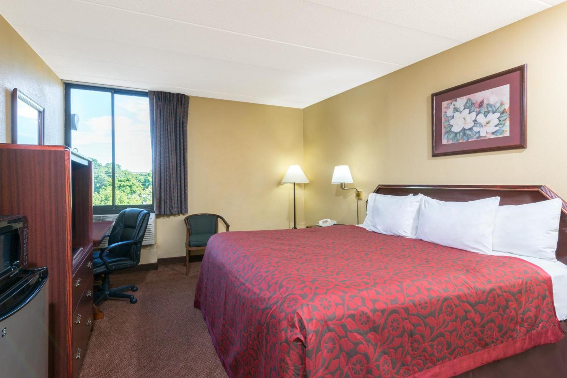 Days Inn by Wyndham Hagerstown I-70 photo 25