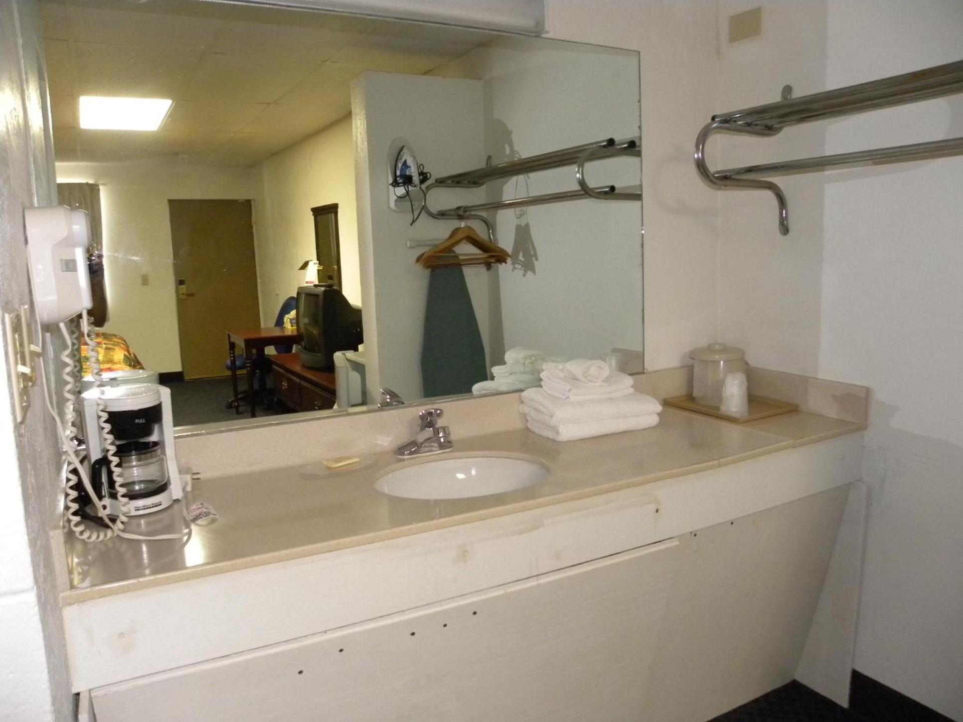 Guest Inn Rogers photo 36