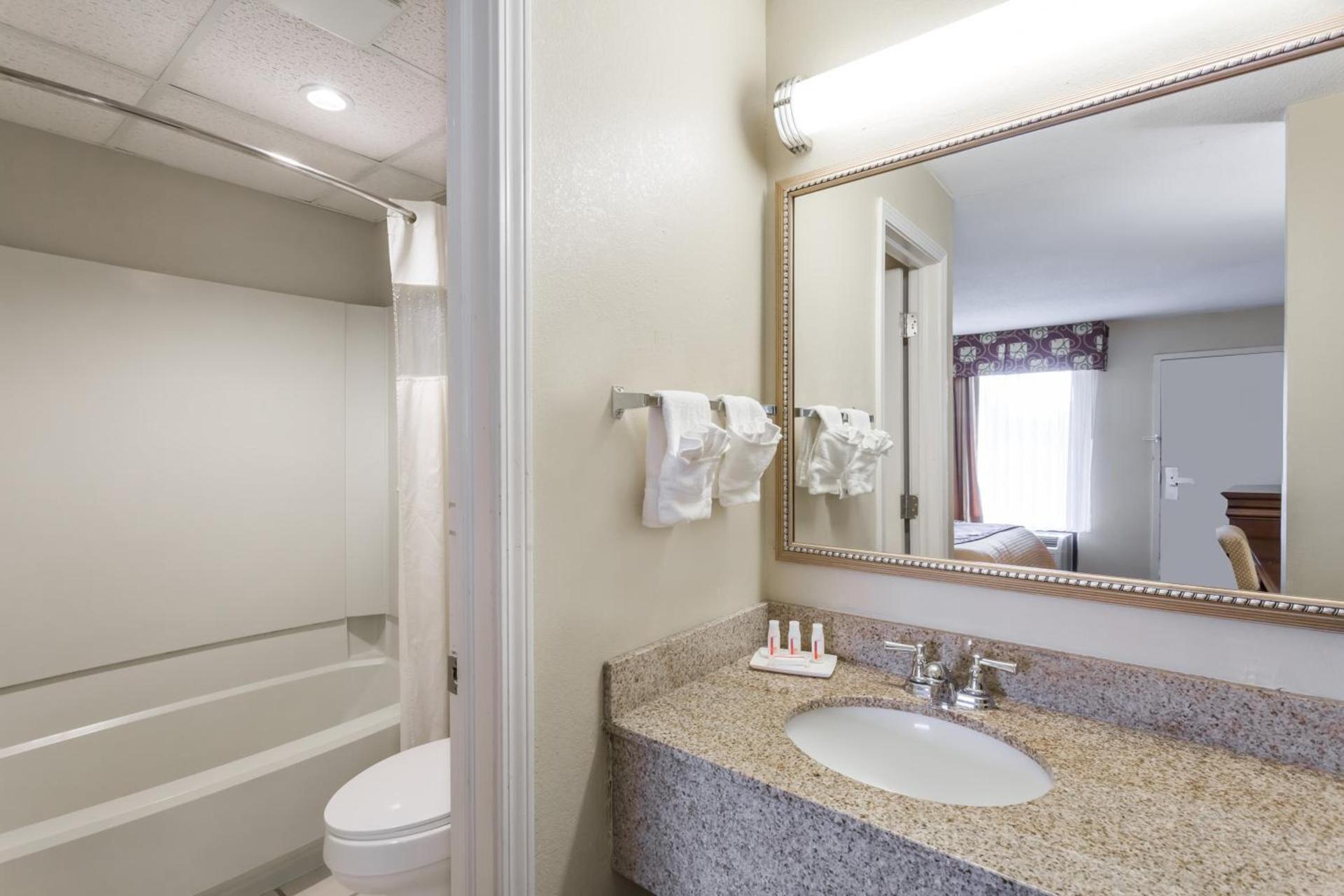 Red Roof Inn Orangeburg photo 20