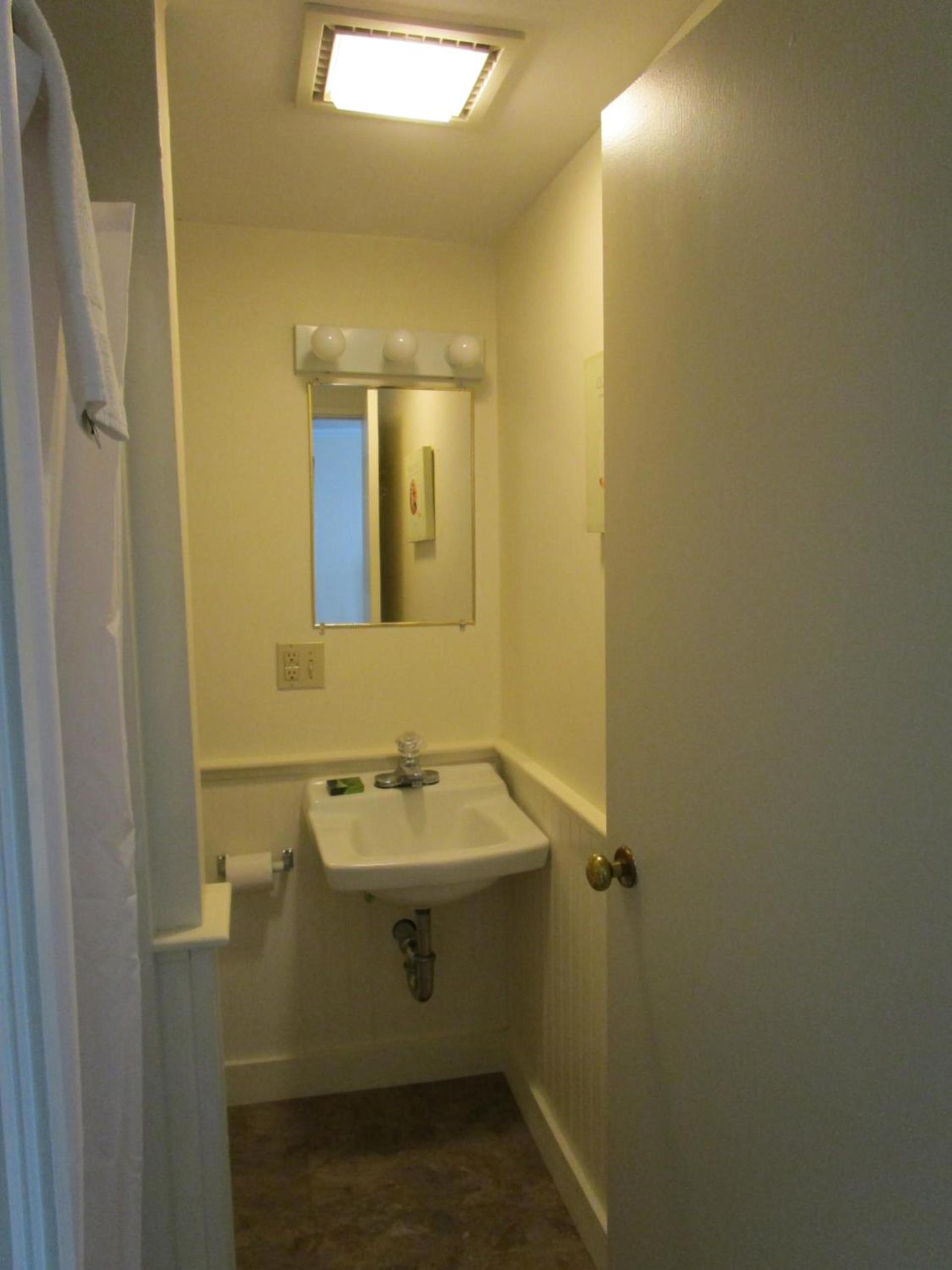Shea's Riverside Inn & Motel photo 9