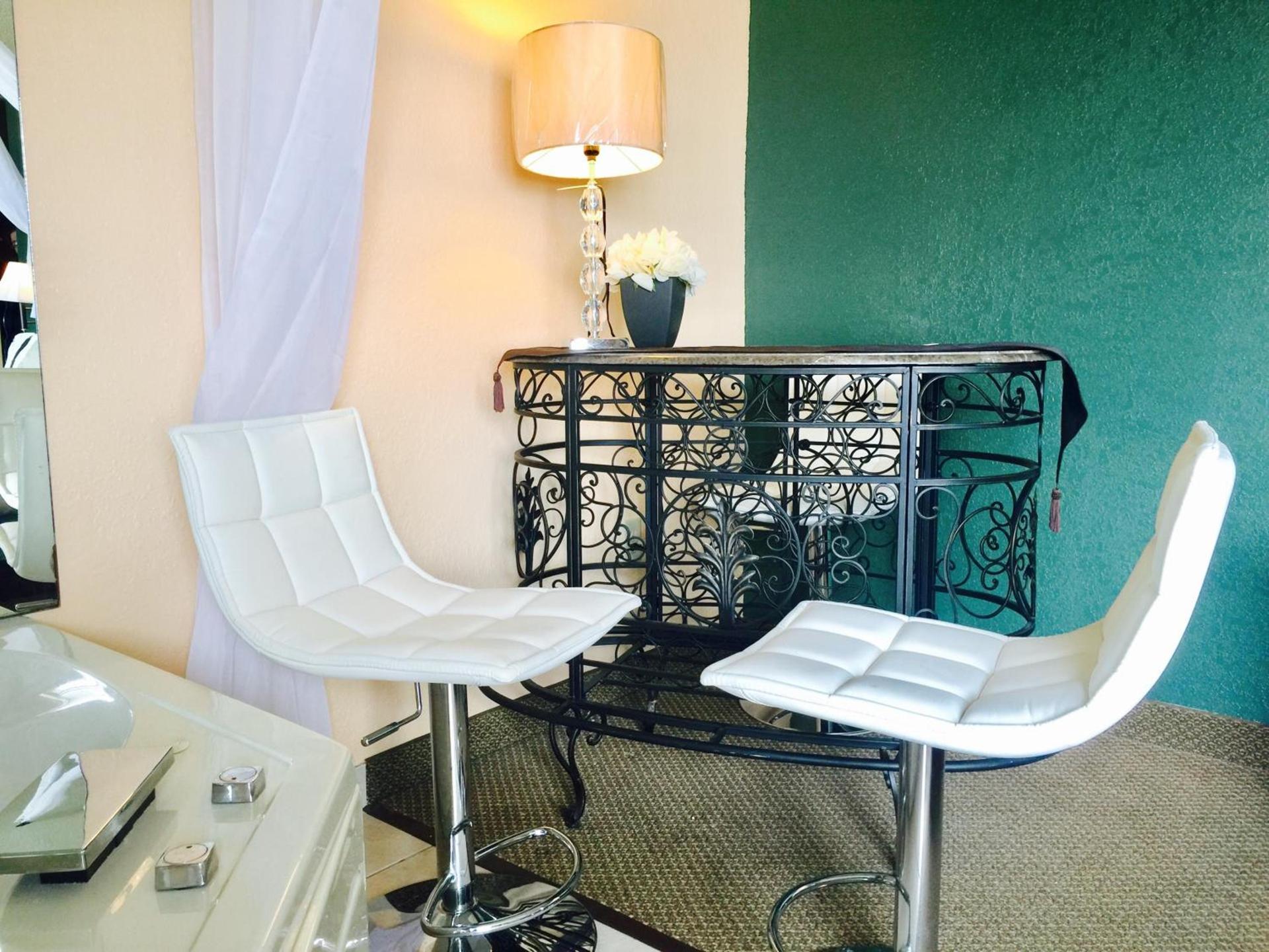 Madelia Hotel & Suites photo 71