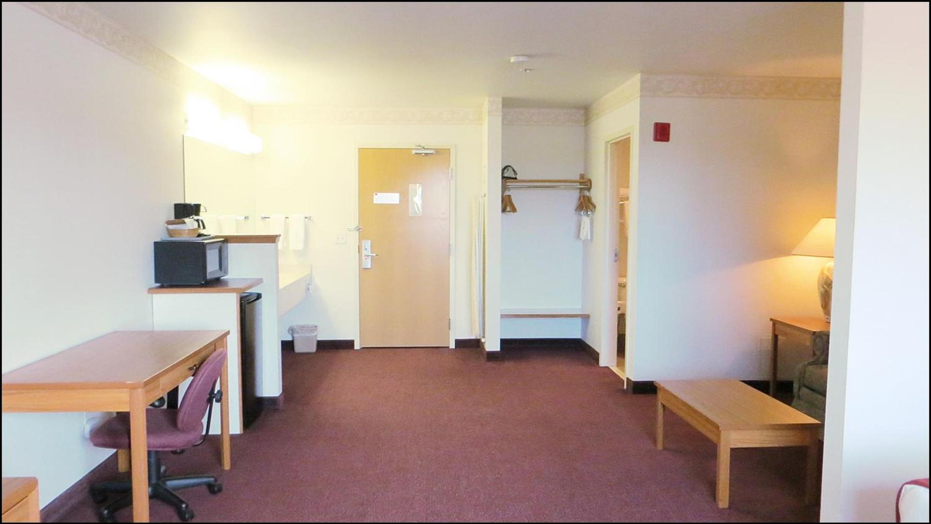 Peppermill Empress Inn photo 44